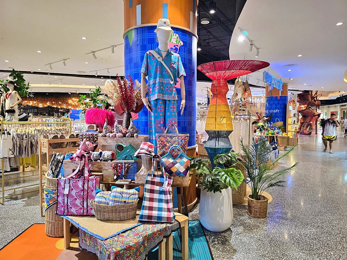 【普吉島購物攻略】Central Phuket Floresta 新館心得｜樓層介紹、人氣品牌、泰國小眾包・香氛好逛清單、水上市場造景 & 超美水族館一次看