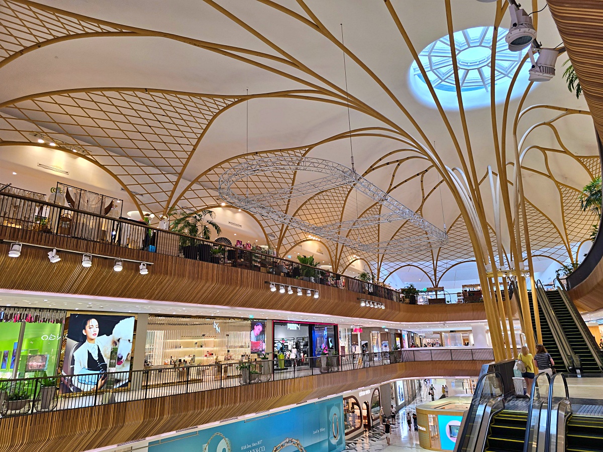 【普吉島購物攻略】Central Phuket Floresta 新館心得｜樓層介紹、人氣品牌、泰國小眾包・香氛好逛清單、水上市場造景 & 超美水族館一次看