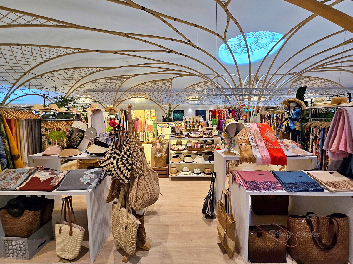 【普吉島購物攻略】Central Phuket Floresta 新館心得｜樓層介紹、人氣品牌、泰國小眾包・香氛好逛清單、水上市場造景 & 超美水族館一次看