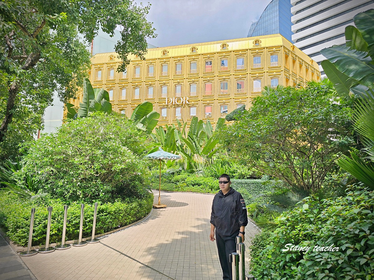 【曼谷咖啡廳推薦】Dior Gold House 曼谷｜夢幻金色系咖啡館、精品控必訪！我帶著穿 Dior 的拉布布一起喝咖啡