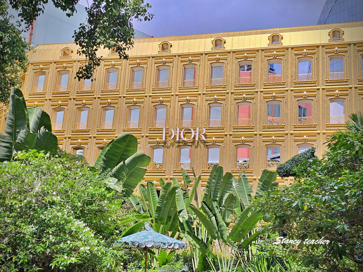【曼谷咖啡廳推薦】Dior Gold House 曼谷｜夢幻金色系咖啡館、精品控必訪！我帶著穿 Dior 的拉布布一起喝咖啡