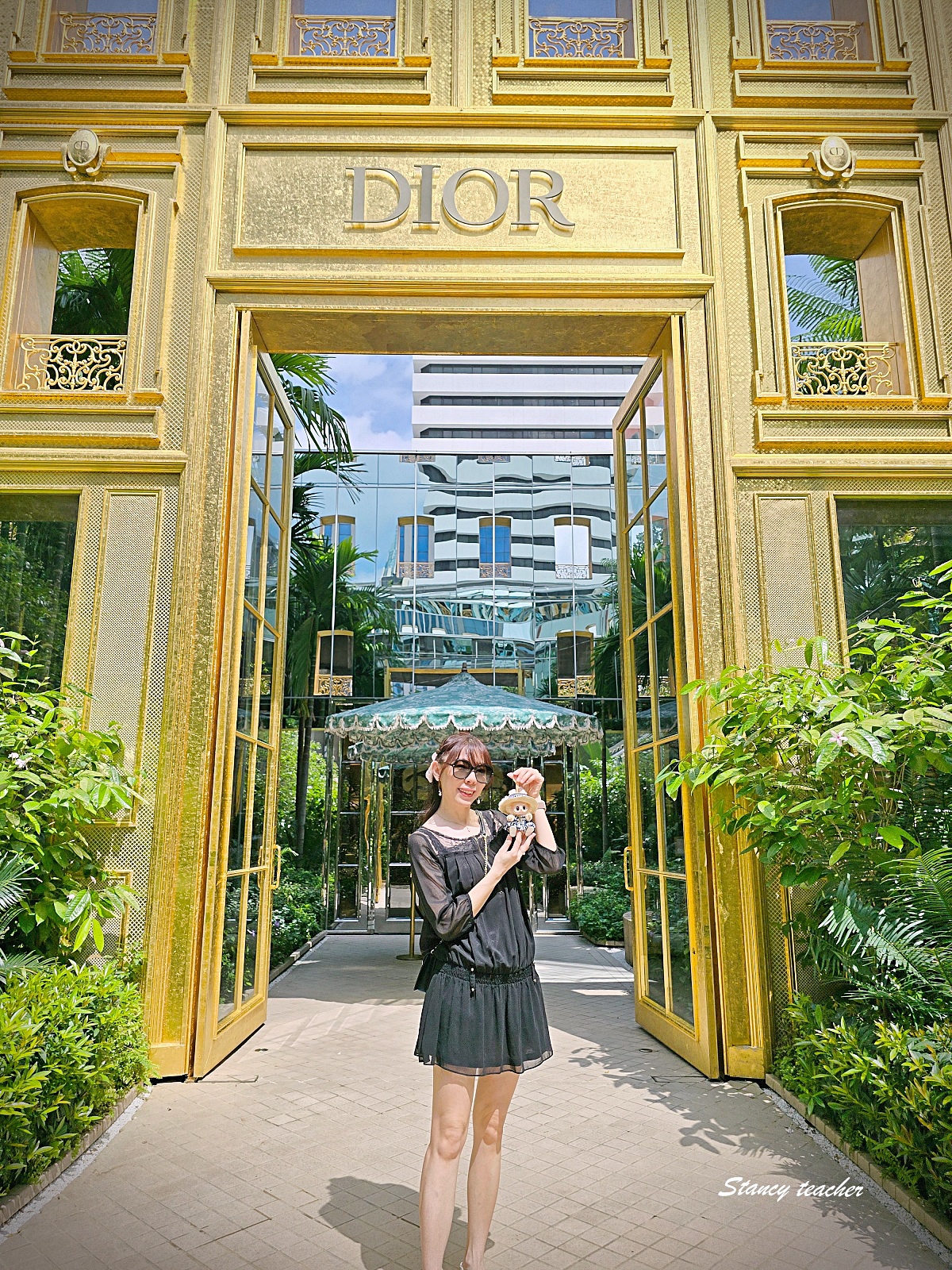 【曼谷咖啡廳推薦】Dior Gold House 曼谷｜夢幻金色系咖啡館、精品控必訪！我帶著穿 Dior 的拉布布一起喝咖啡