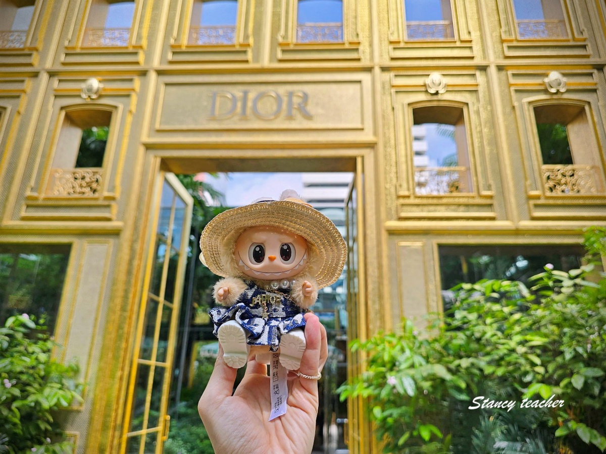 【曼谷咖啡廳推薦】Dior Gold House 曼谷｜夢幻金色系咖啡館、精品控必訪！我帶著穿 Dior 的拉布布一起喝咖啡