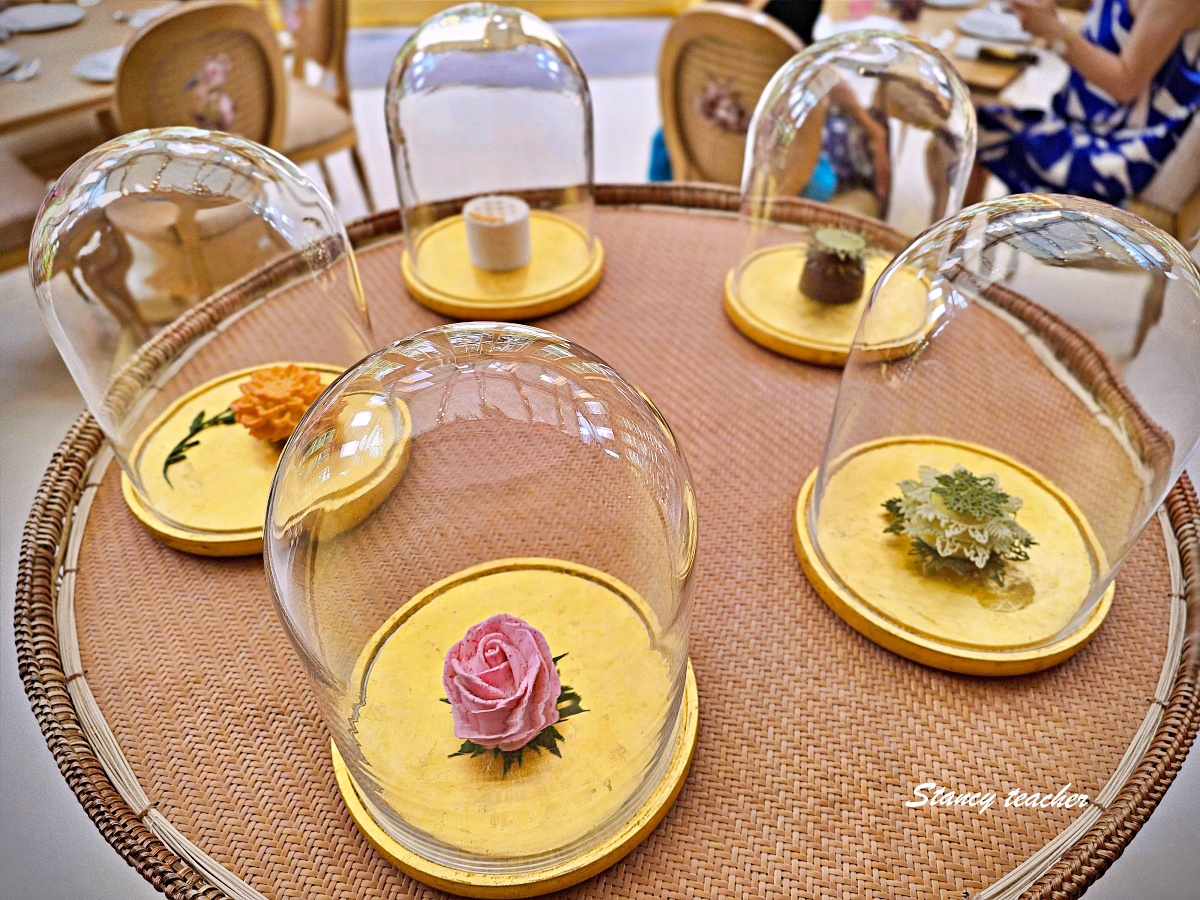 【曼谷咖啡廳推薦】Dior Gold House 曼谷｜夢幻金色系咖啡館、精品控必訪！我帶著穿 Dior 的拉布布一起喝咖啡