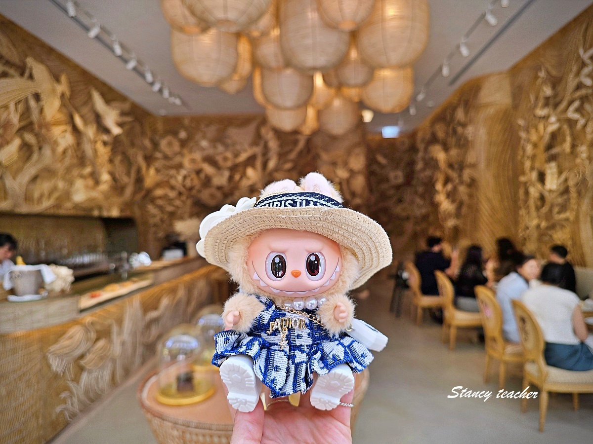 【曼谷咖啡廳推薦】Dior Gold House 曼谷｜夢幻金色系咖啡館、精品控必訪！我帶著穿 Dior 的拉布布一起喝咖啡