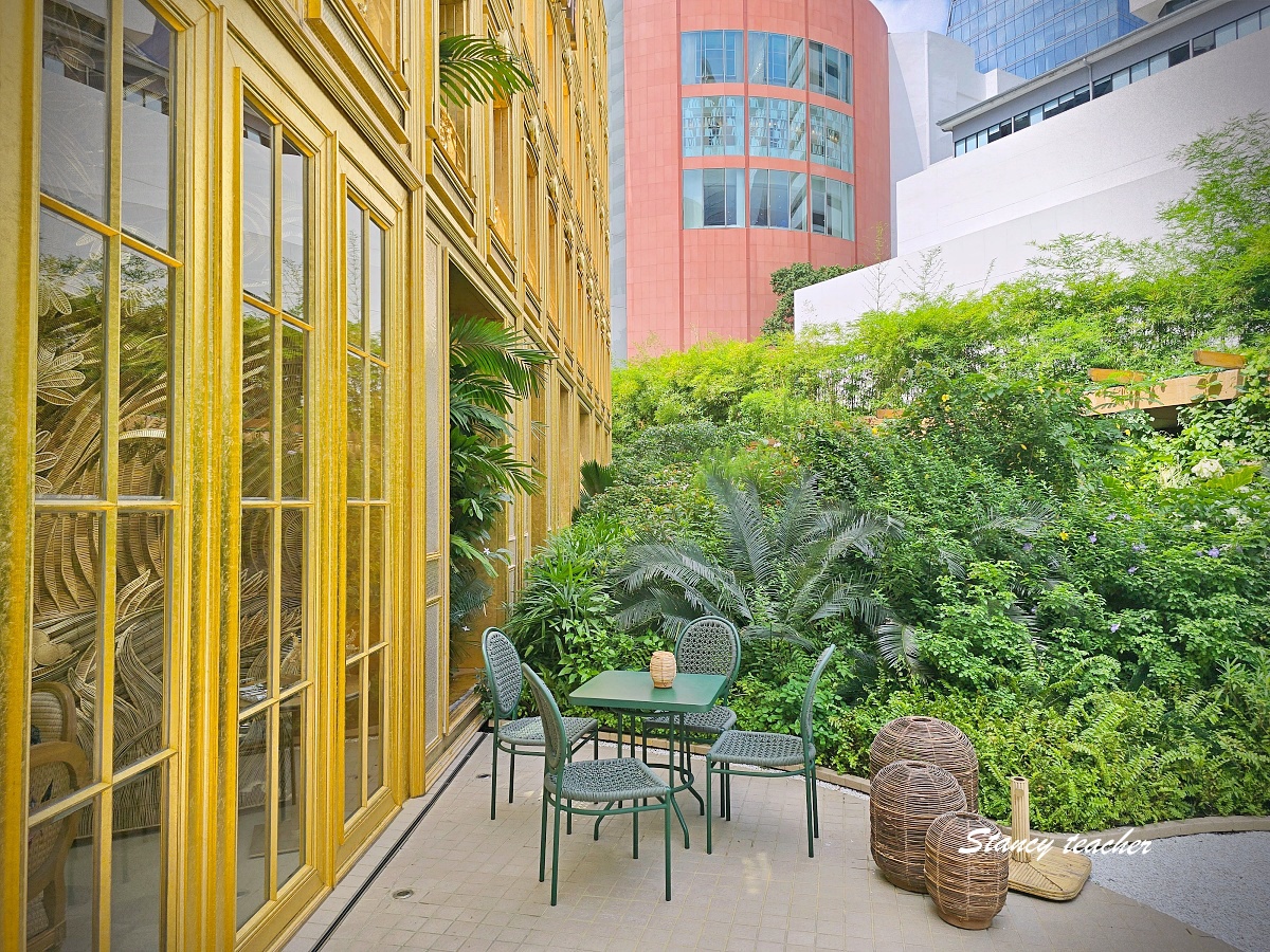 【曼谷咖啡廳推薦】Dior Gold House 曼谷｜夢幻金色系咖啡館、精品控必訪！我帶著穿 Dior 的拉布布一起喝咖啡