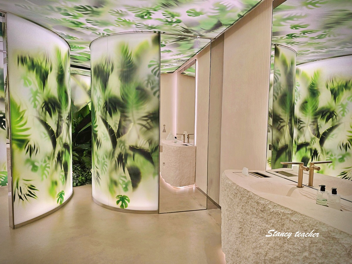 【曼谷咖啡廳推薦】Dior Gold House 曼谷｜夢幻金色系咖啡館、精品控必訪！我帶著穿 Dior 的拉布布一起喝咖啡