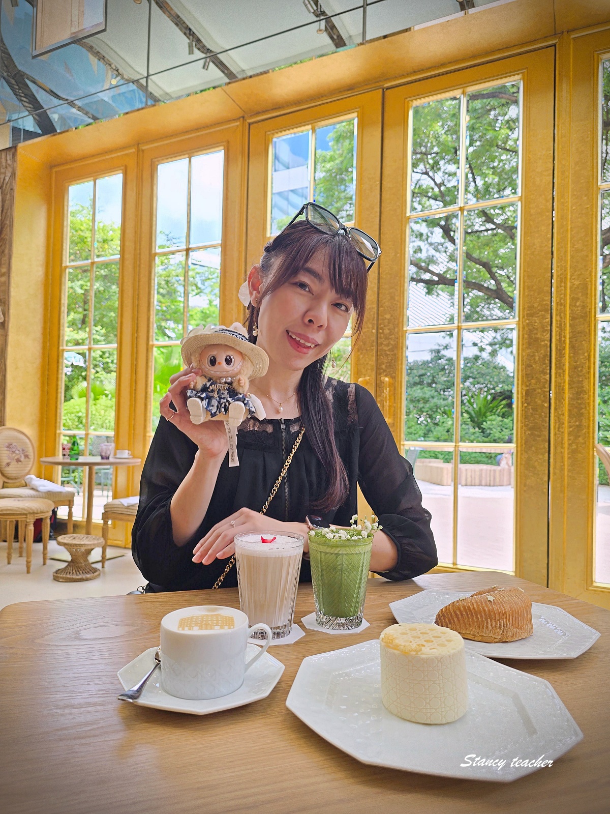 【曼谷咖啡廳推薦】Dior Gold House 曼谷｜夢幻金色系咖啡館、精品控必訪！我帶著穿 Dior 的拉布布一起喝咖啡
