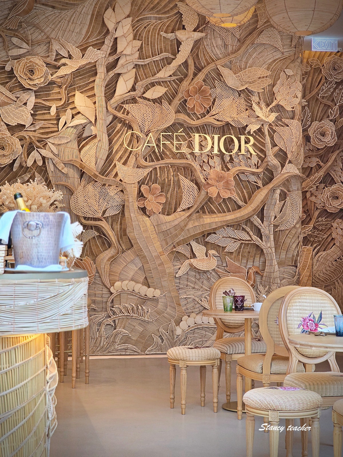 【曼谷咖啡廳推薦】Dior Gold House 曼谷｜夢幻金色系咖啡館、精品控必訪！我帶著穿 Dior 的拉布布一起喝咖啡