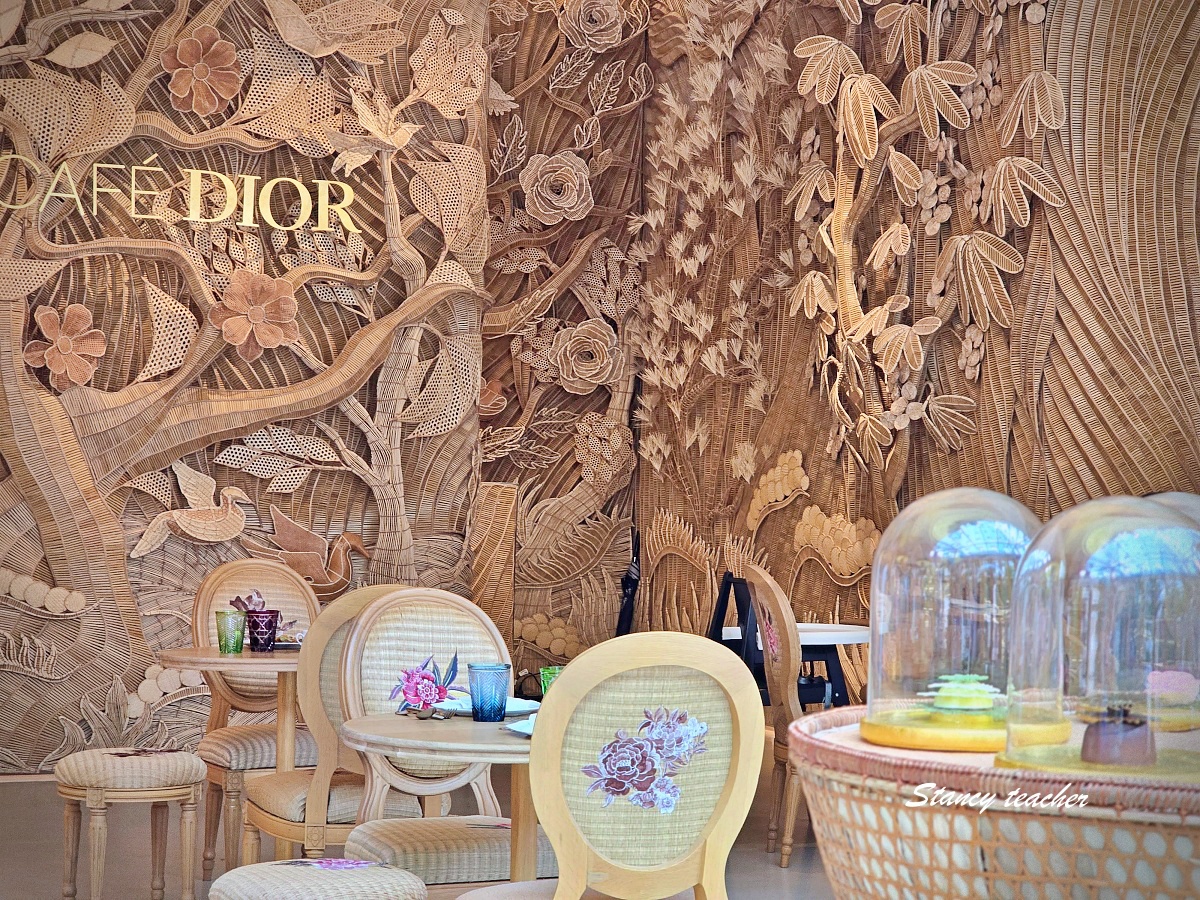 【曼谷咖啡廳推薦】Dior Gold House 曼谷｜夢幻金色系咖啡館、精品控必訪！我帶著穿 Dior 的拉布布一起喝咖啡