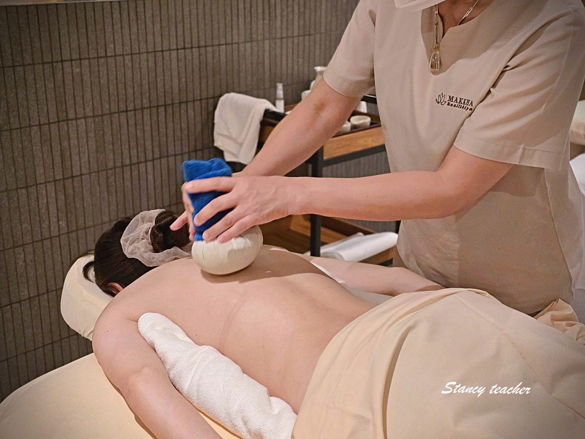 【清邁按摩推薦】Makkha Spa 草藥熱敷按摩體驗｜白色禪風空間、草本香氣療癒全身的極致放鬆 @Stancy Teacher 美味異想世界