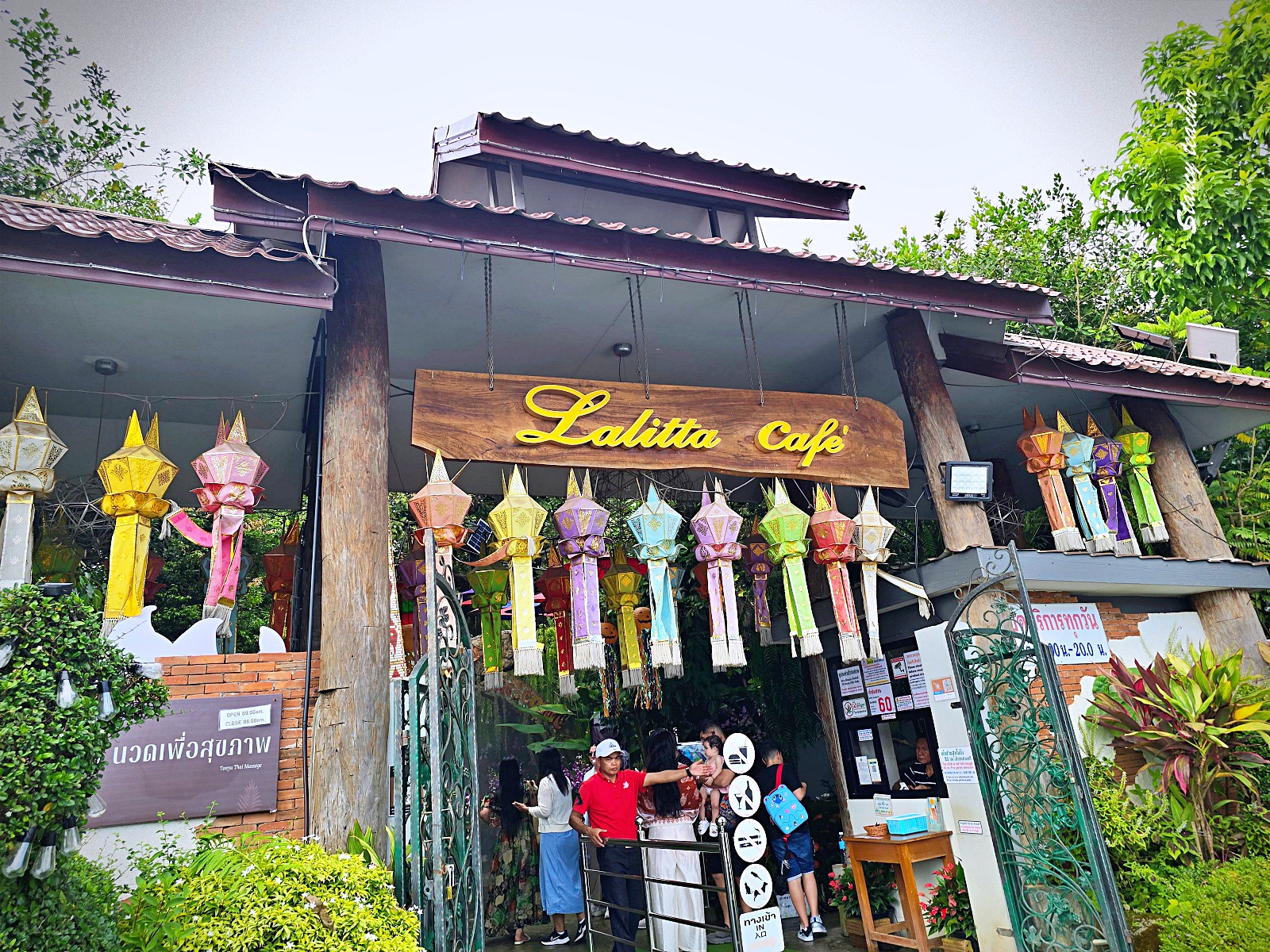 【清邁泰北一日遊】白廟、藍廟、黑屋、長頸族文化村、Lalita Café 一日遊攻略|金剛包車最輕鬆的清萊行程安排 【清邁泰北一日遊】白廟、藍廟、黑屋、長頸族文化村、Lalita Café 一日遊攻略|金剛包車最輕鬆的清萊行程安排