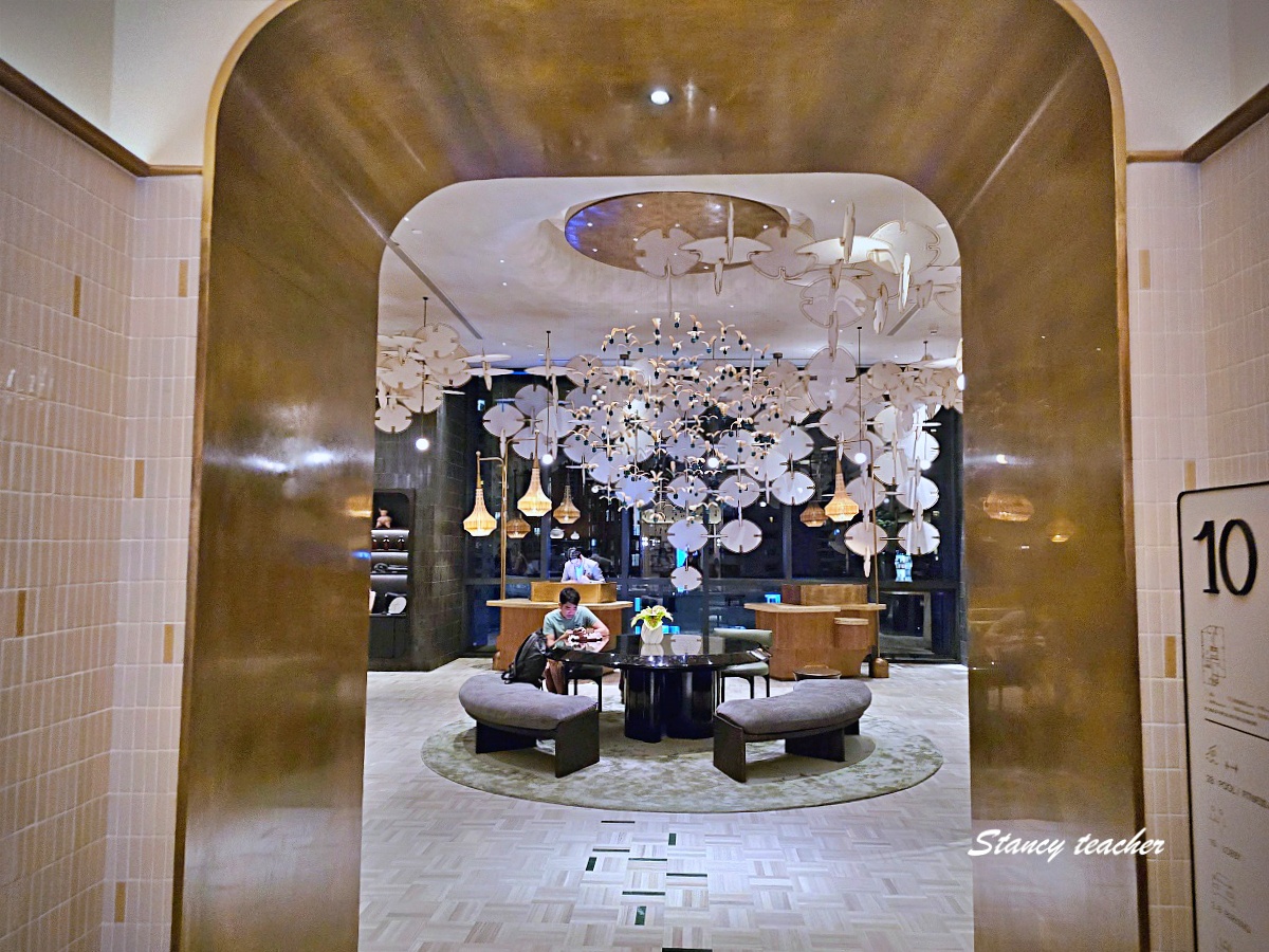 【曼谷住宿推薦】KROMO Bangkok Curio Collection by Hilton｜粉紅系五星新開幕：早餐到下午三點、十樓無邊際泳池、設計感客房全攻略