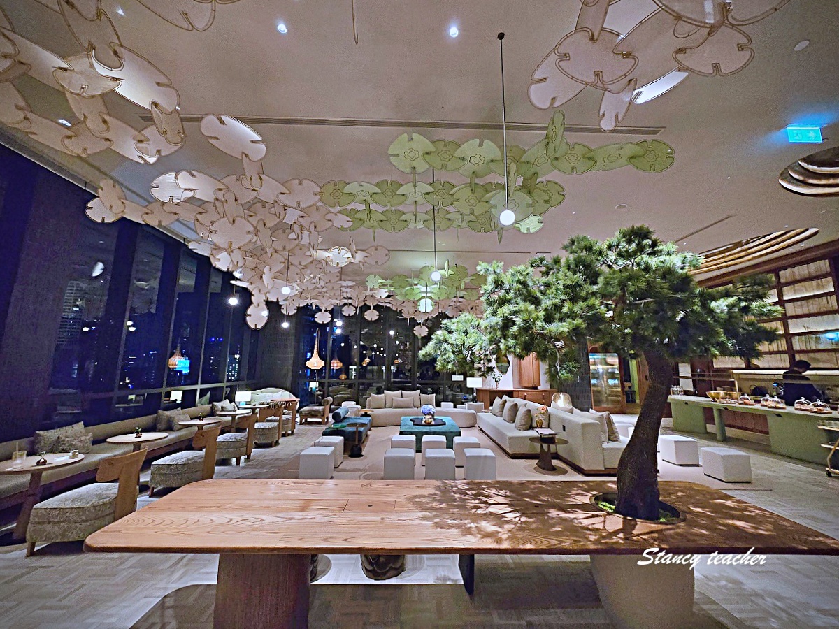 【曼谷住宿推薦】KROMO Bangkok Curio Collection by Hilton｜粉紅系五星新開幕：早餐到下午三點、十樓無邊際泳池、設計感客房全攻略