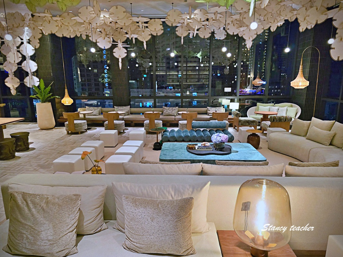 【曼谷住宿推薦】KROMO Bangkok Curio Collection by Hilton｜粉紅系五星新開幕：早餐到下午三點、十樓無邊際泳池、設計感客房全攻略