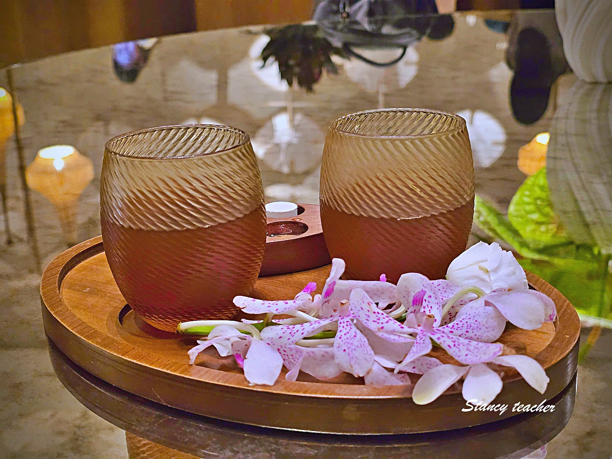 【曼谷住宿推薦】KROMO Bangkok Curio Collection by Hilton｜粉紅系五星新開幕：早餐到下午三點、十樓無邊際泳池、設計感客房全攻略