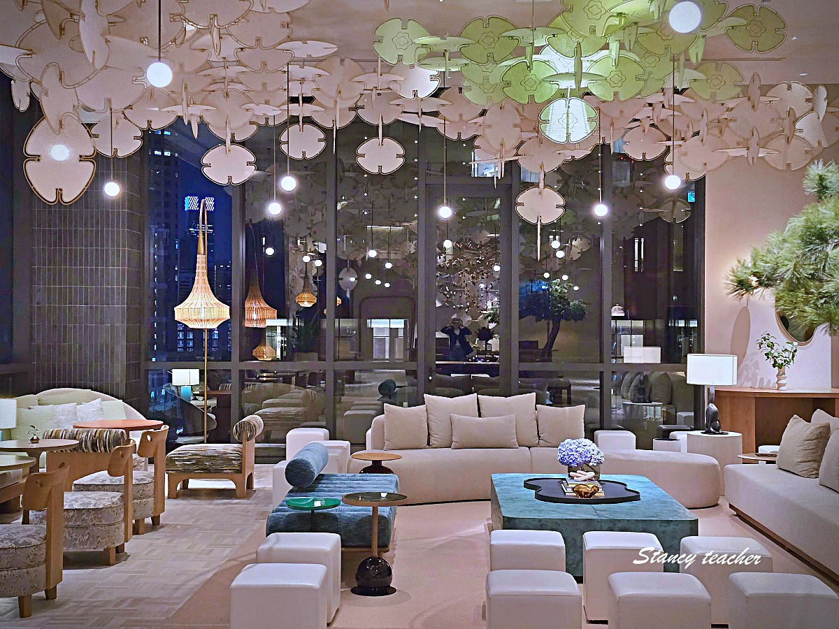 【曼谷住宿推薦】KROMO Bangkok Curio Collection by Hilton|粉紅系五星新開幕:早餐到下午三點、十樓無邊際泳池、設計感客房全攻略