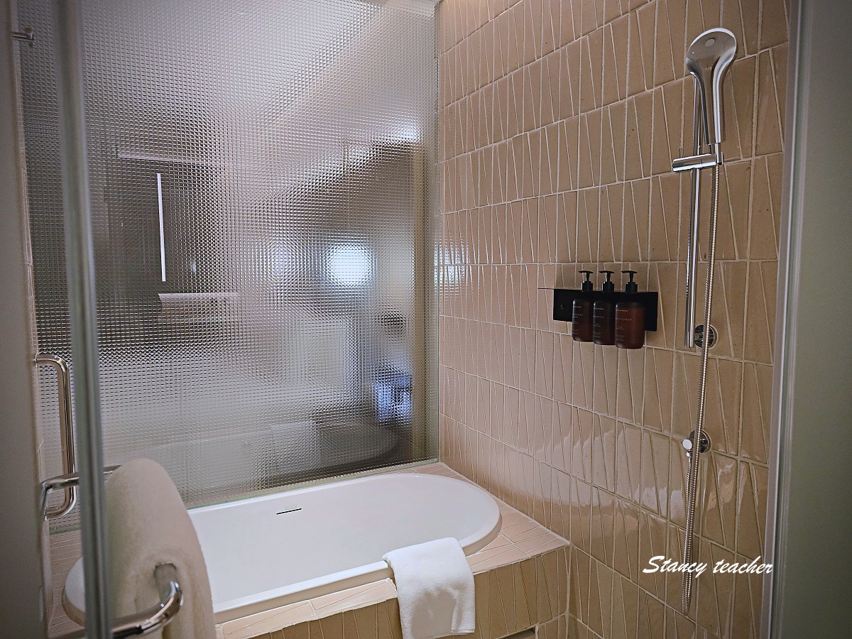 【曼谷住宿推薦】KROMO Bangkok Curio Collection by Hilton｜粉紅系五星新開幕：早餐到下午三點、十樓無邊際泳池、設計感客房全攻略