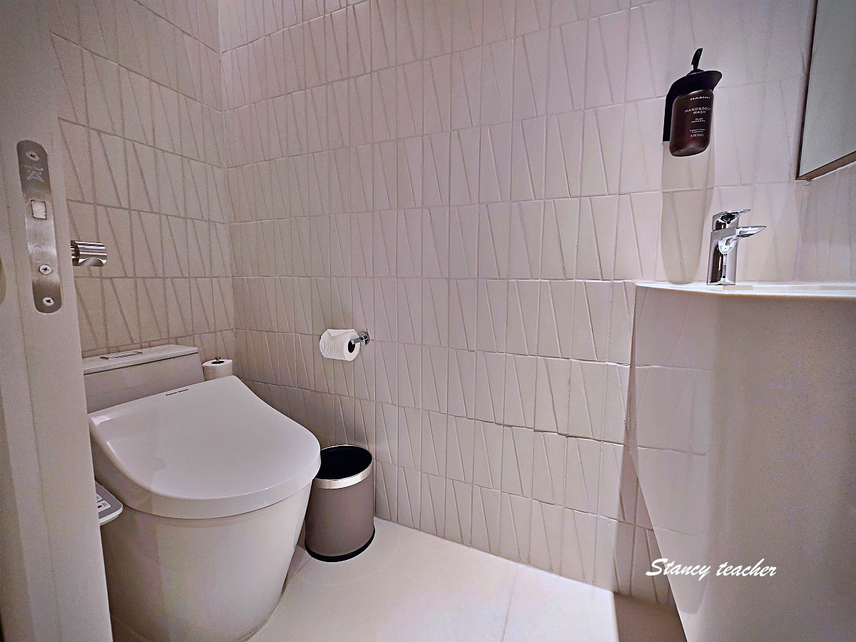 【曼谷住宿推薦】KROMO Bangkok Curio Collection by Hilton｜粉紅系五星新開幕：早餐到下午三點、十樓無邊際泳池、設計感客房全攻略
