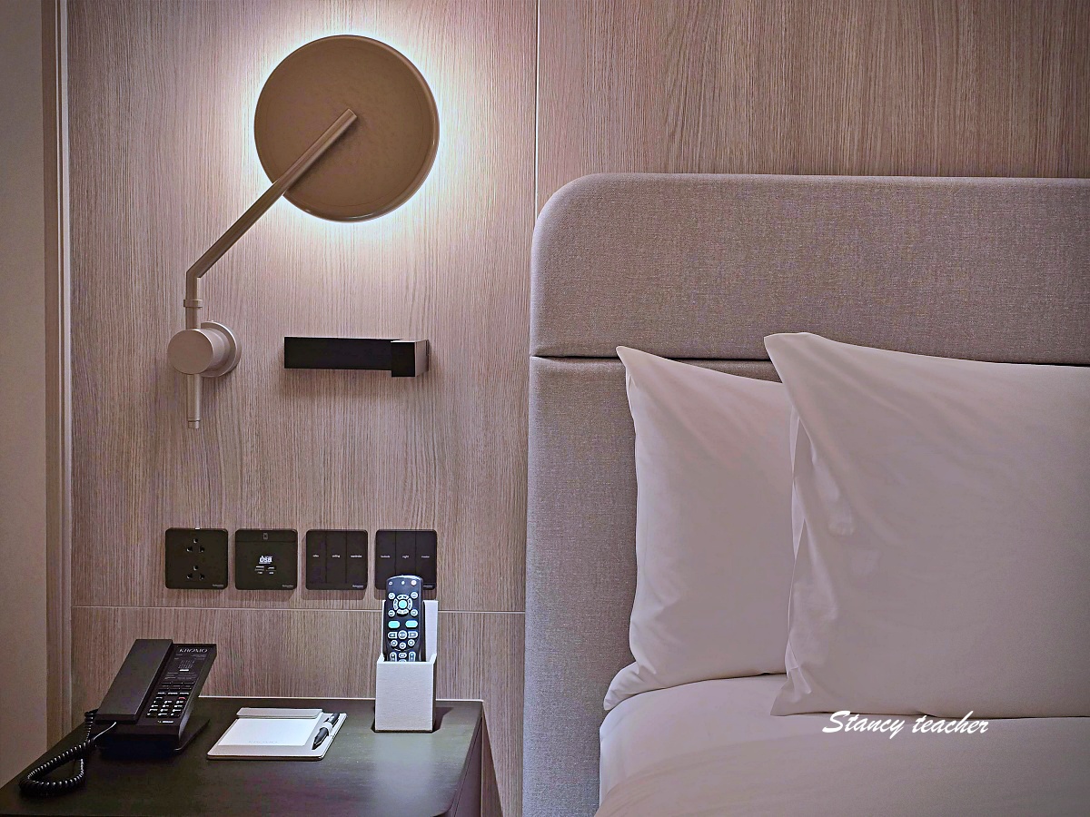【曼谷住宿推薦】KROMO Bangkok Curio Collection by Hilton｜粉紅系五星新開幕：早餐到下午三點、十樓無邊際泳池、設計感客房全攻略