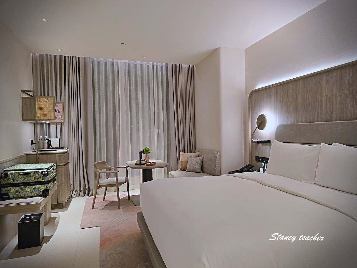 【曼谷住宿推薦】KROMO Bangkok Curio Collection by Hilton｜粉紅系五星新開幕：早餐到下午三點、十樓無邊際泳池、設計感客房全攻略