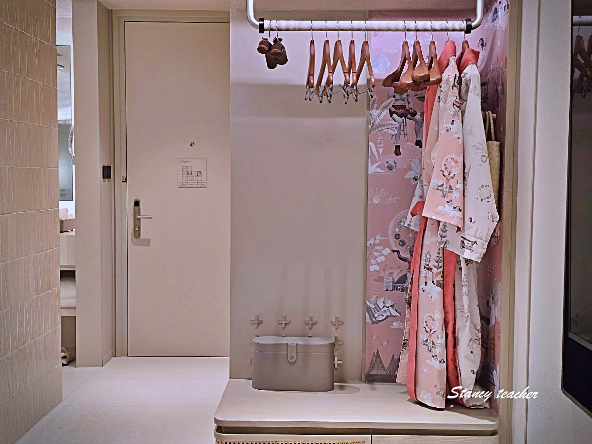 【曼谷住宿推薦】KROMO Bangkok Curio Collection by Hilton｜粉紅系五星新開幕：早餐到下午三點、十樓無邊際泳池、設計感客房全攻略