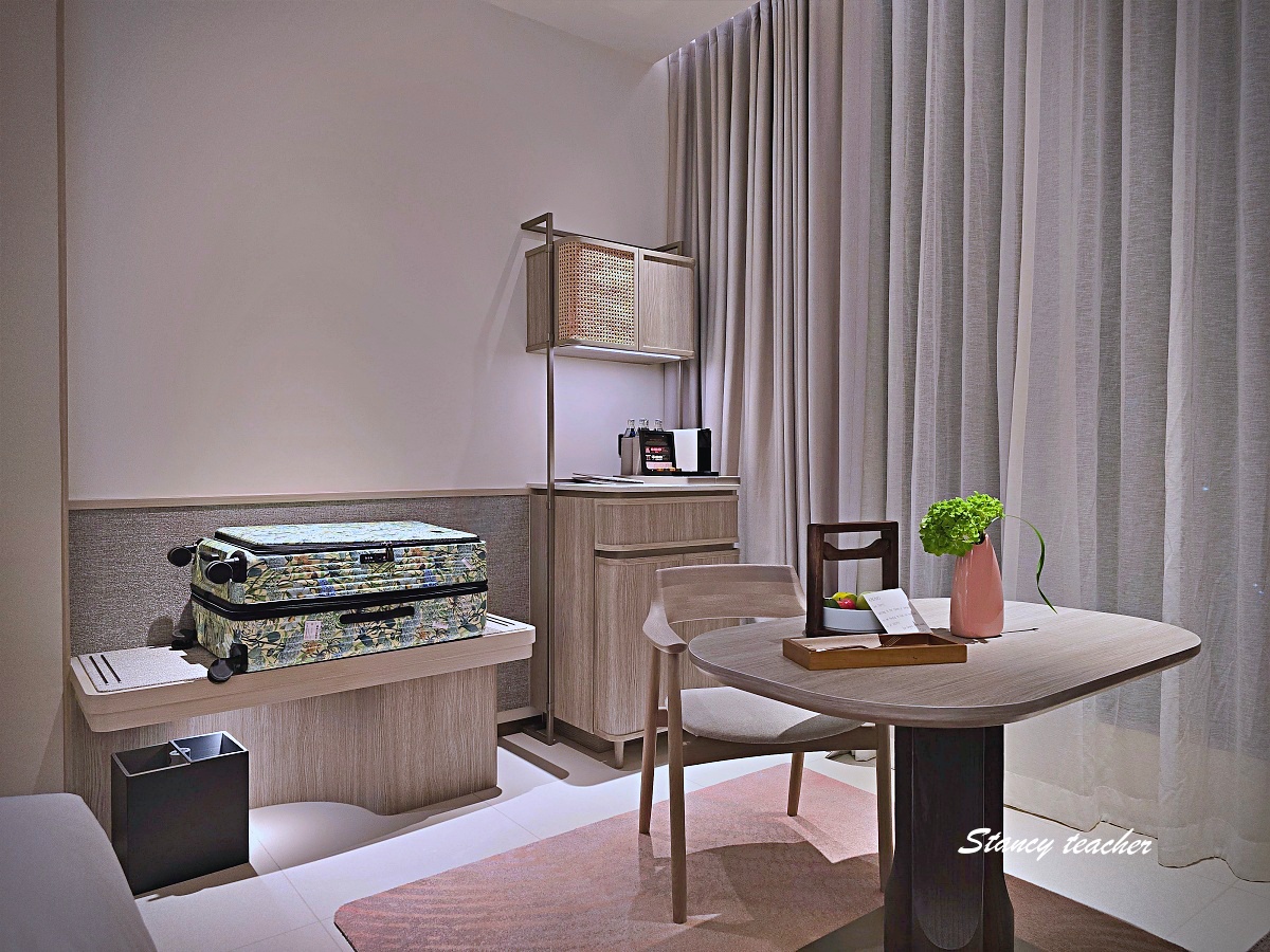 【曼谷住宿推薦】KROMO Bangkok Curio Collection by Hilton｜粉紅系五星新開幕：早餐到下午三點、十樓無邊際泳池、設計感客房全攻略