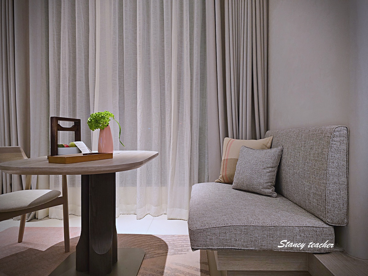 【曼谷住宿推薦】KROMO Bangkok Curio Collection by Hilton｜粉紅系五星新開幕：早餐到下午三點、十樓無邊際泳池、設計感客房全攻略