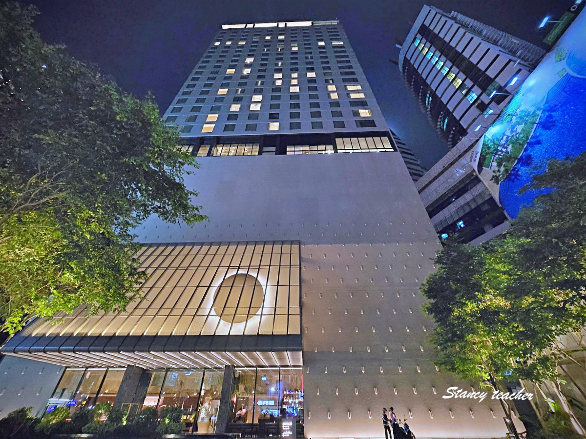 【曼谷住宿推薦】KROMO Bangkok Curio Collection by Hilton｜粉紅系五星新開幕：早餐到下午三點、十樓無邊際泳池、設計感客房全攻略