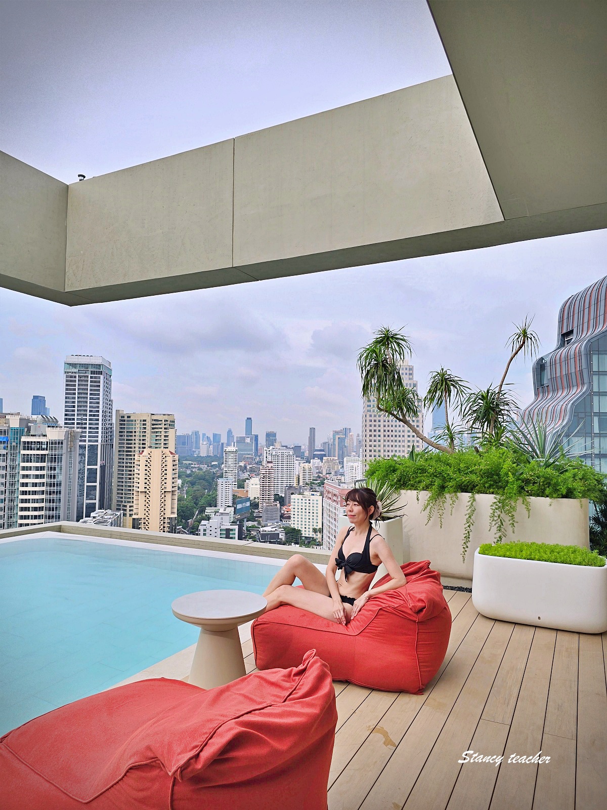 【曼谷住宿推薦】KROMO Bangkok Curio Collection by Hilton｜粉紅系五星新開幕：早餐到下午三點、十樓無邊際泳池、設計感客房全攻略