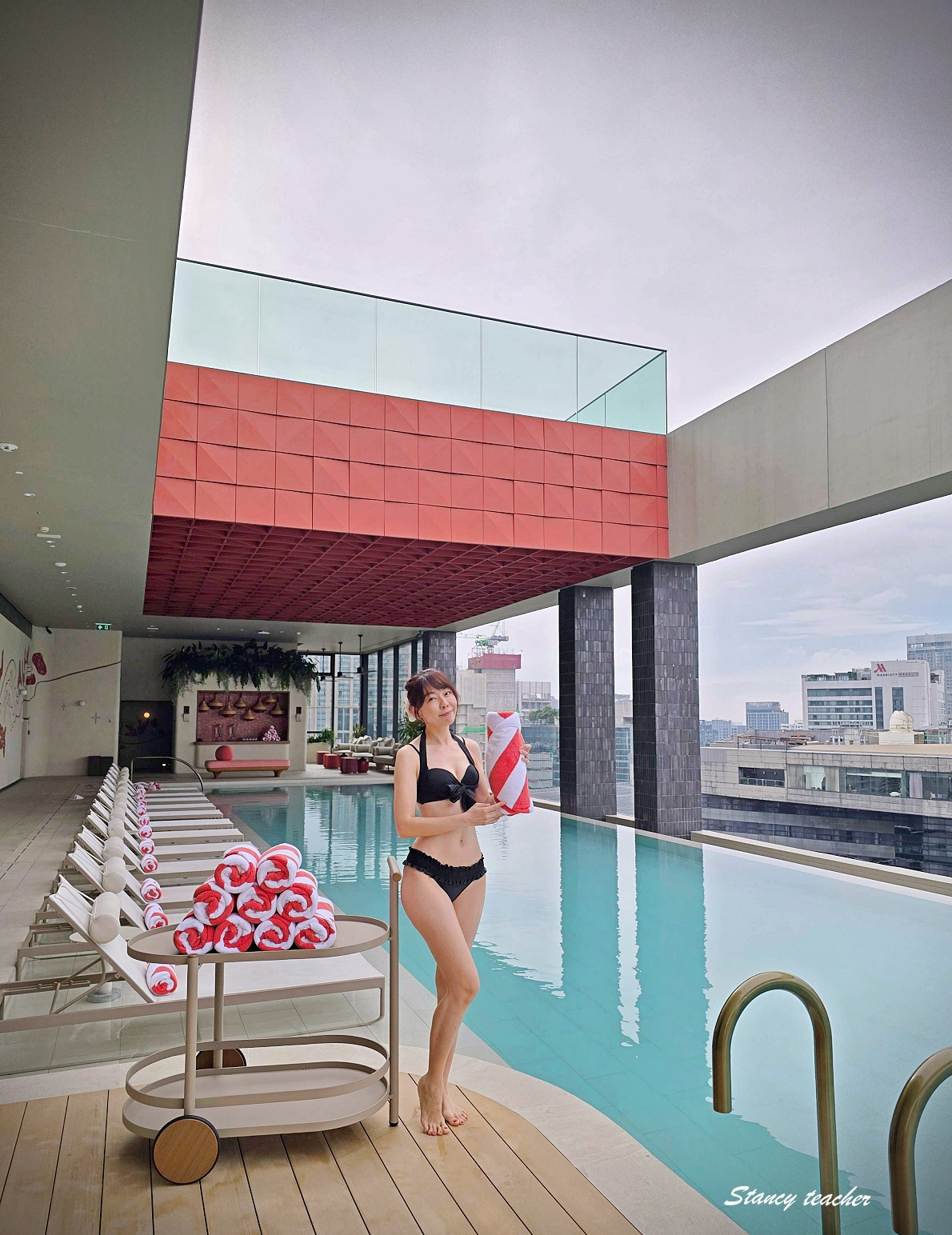 【曼谷住宿推薦】KROMO Bangkok Curio Collection by Hilton｜粉紅系五星新開幕：早餐到下午三點、十樓無邊際泳池、設計感客房全攻略