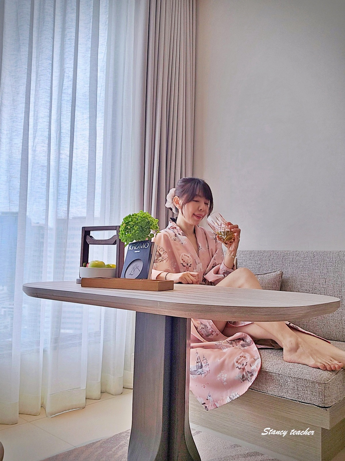 【曼谷住宿推薦】KROMO Bangkok Curio Collection by Hilton｜粉紅系五星新開幕：早餐到下午三點、十樓無邊際泳池、設計感客房全攻略