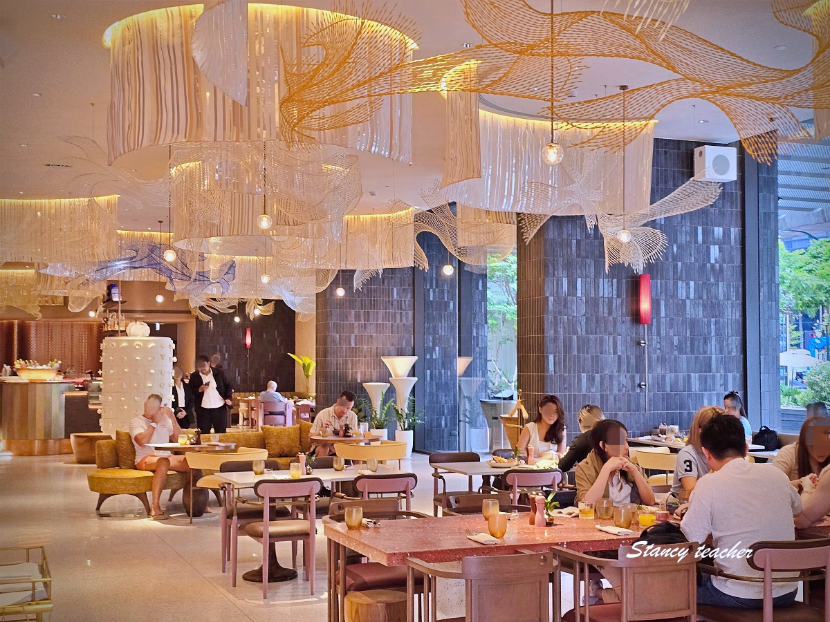 【曼谷住宿推薦】KROMO Bangkok Curio Collection by Hilton｜粉紅系五星新開幕：早餐到下午三點、十樓無邊際泳池、設計感客房全攻略