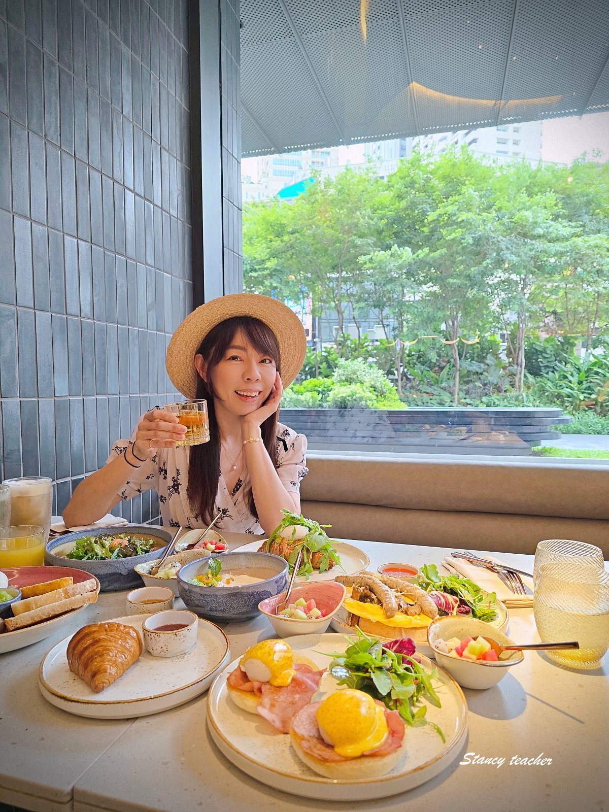 【曼谷住宿推薦】KROMO Bangkok Curio Collection by Hilton｜粉紅系五星新開幕：早餐到下午三點、十樓無邊際泳池、設計感客房全攻略