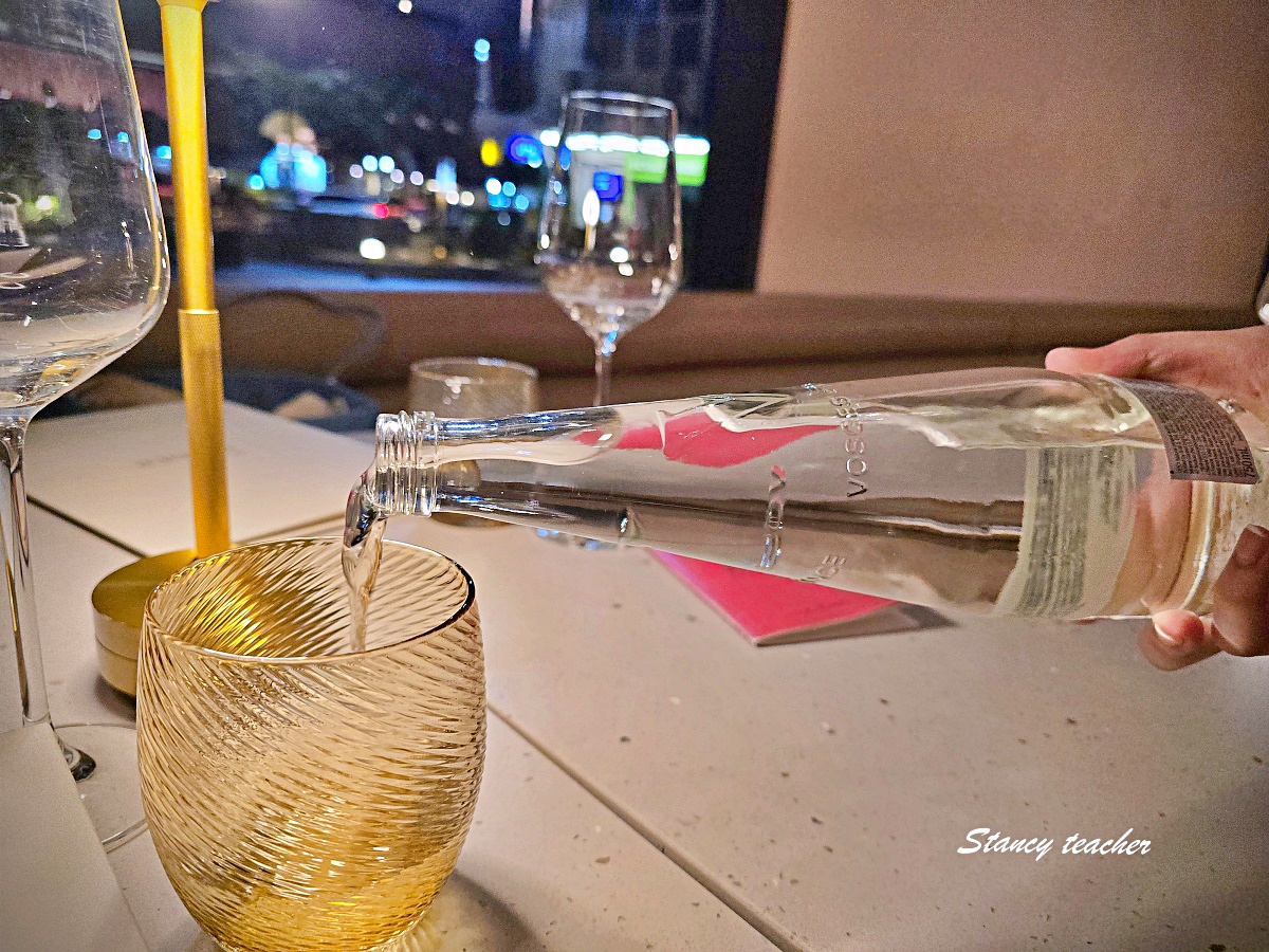 【曼谷住宿推薦】KROMO Bangkok Curio Collection by Hilton｜粉紅系五星新開幕：早餐到下午三點、十樓無邊際泳池、設計感客房全攻略