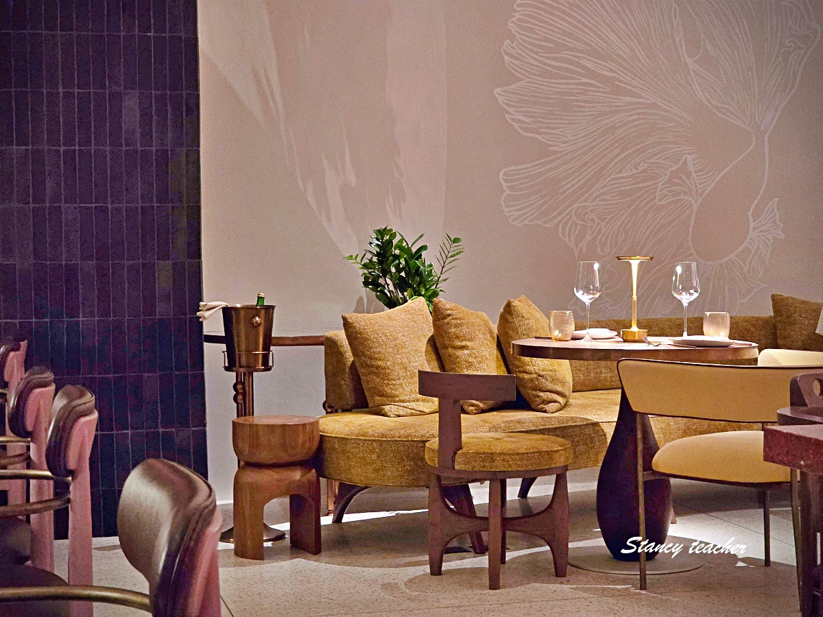 【曼谷住宿推薦】KROMO Bangkok Curio Collection by Hilton｜粉紅系五星新開幕：早餐到下午三點、十樓無邊際泳池、設計感客房全攻略