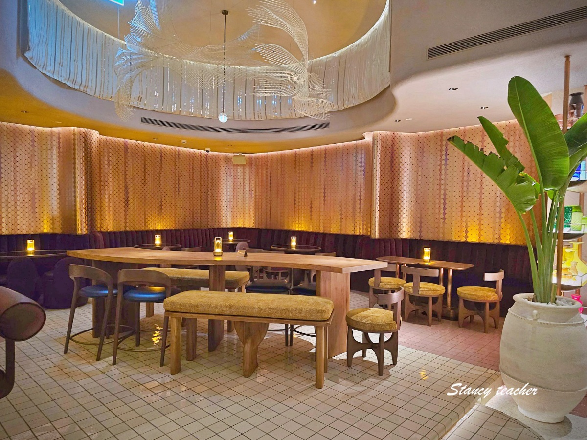 【曼谷住宿推薦】KROMO Bangkok Curio Collection by Hilton｜粉紅系五星新開幕：早餐到下午三點、十樓無邊際泳池、設計感客房全攻略