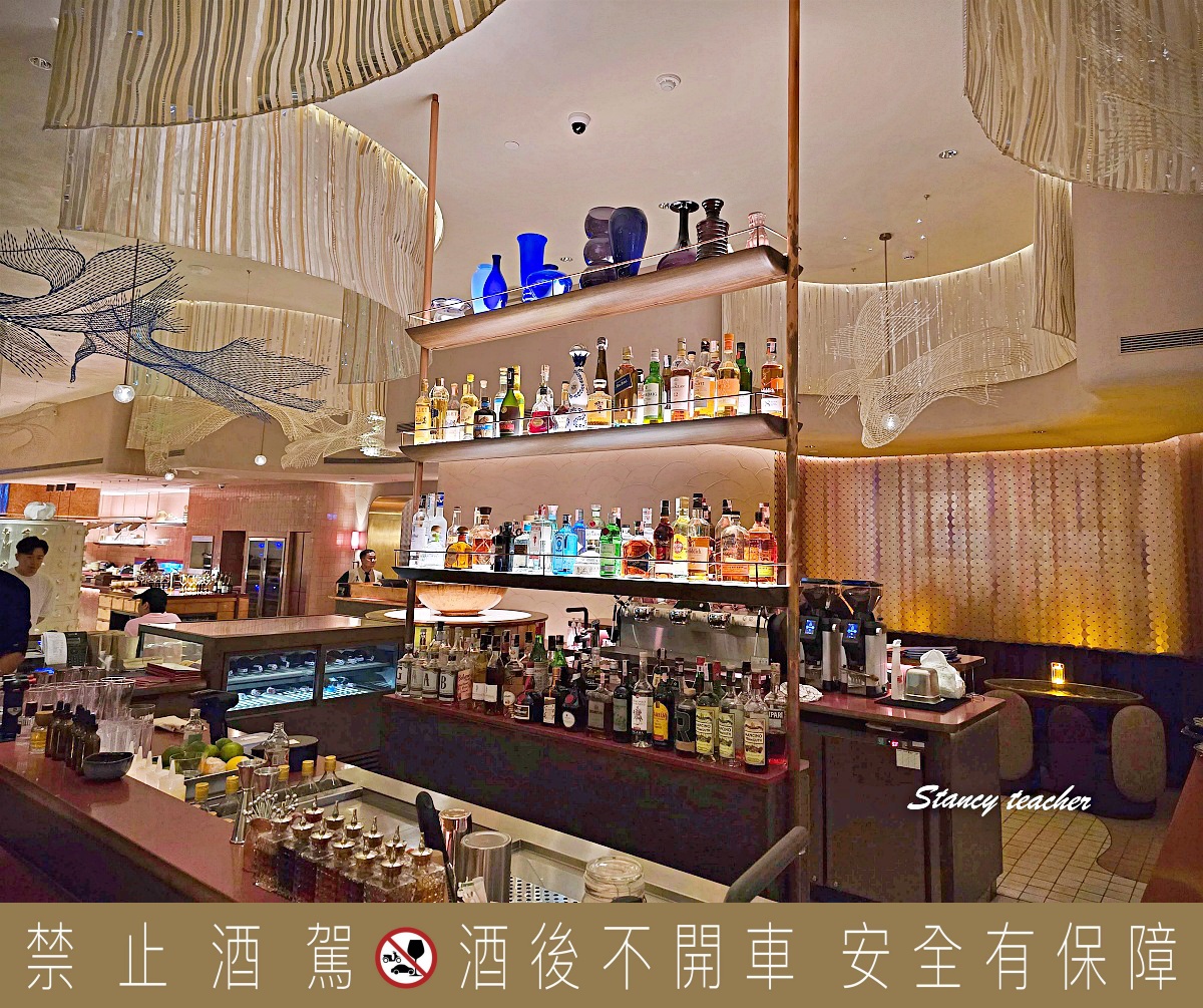 【曼谷住宿推薦】KROMO Bangkok Curio Collection by Hilton｜粉紅系五星新開幕：早餐到下午三點、十樓無邊際泳池、設計感客房全攻略