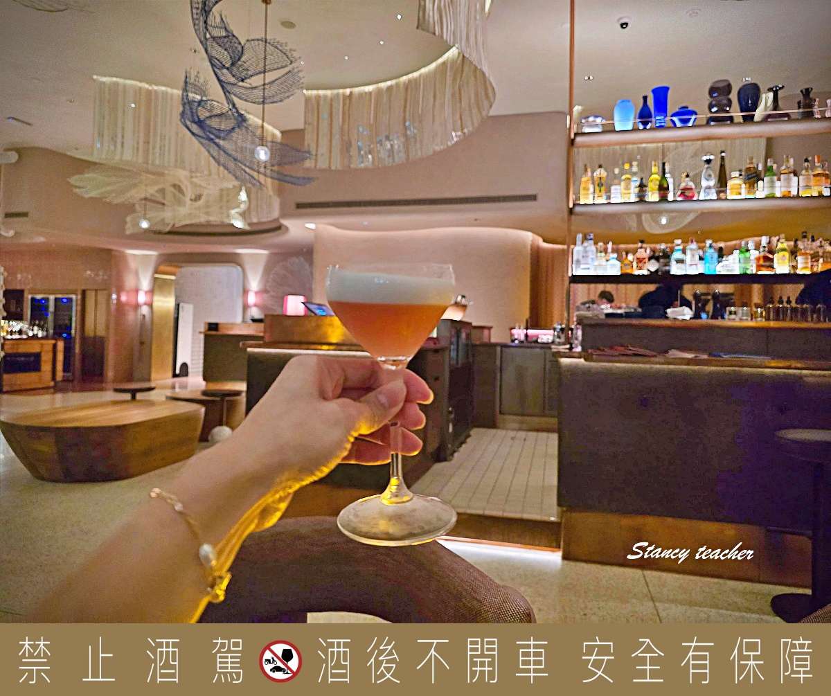 【曼谷住宿推薦】KROMO Bangkok Curio Collection by Hilton｜粉紅系五星新開幕：早餐到下午三點、十樓無邊際泳池、設計感客房全攻略