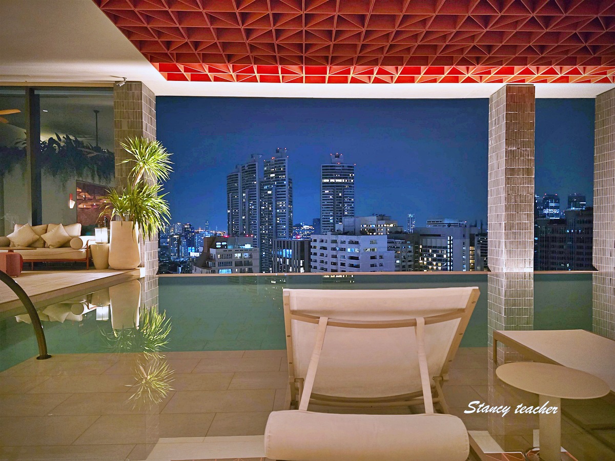 【曼谷住宿推薦】KROMO Bangkok Curio Collection by Hilton｜粉紅系五星新開幕：早餐到下午三點、十樓無邊際泳池、設計感客房全攻略