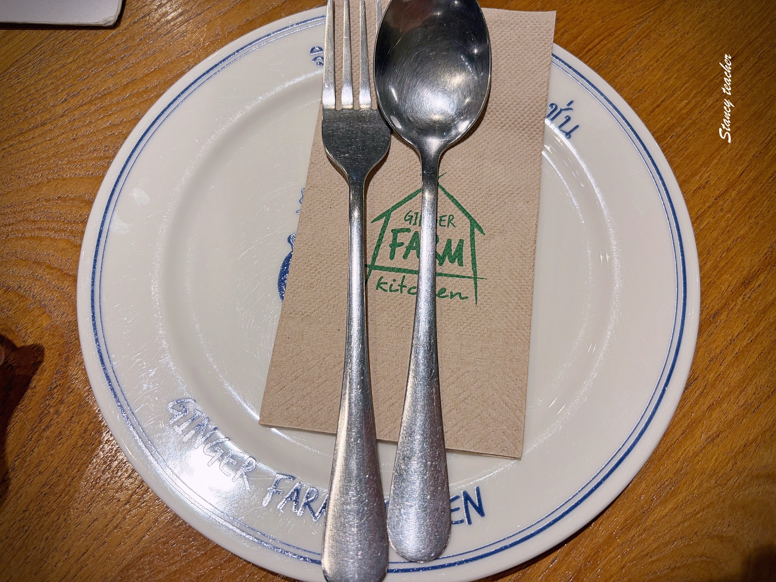 【曼谷Silom美食推薦】Ginger Farm Kitchen Silom Edge｜24 小時商業區裡米其林泰式農家料理，環境清新好拍、每道都超下飯！