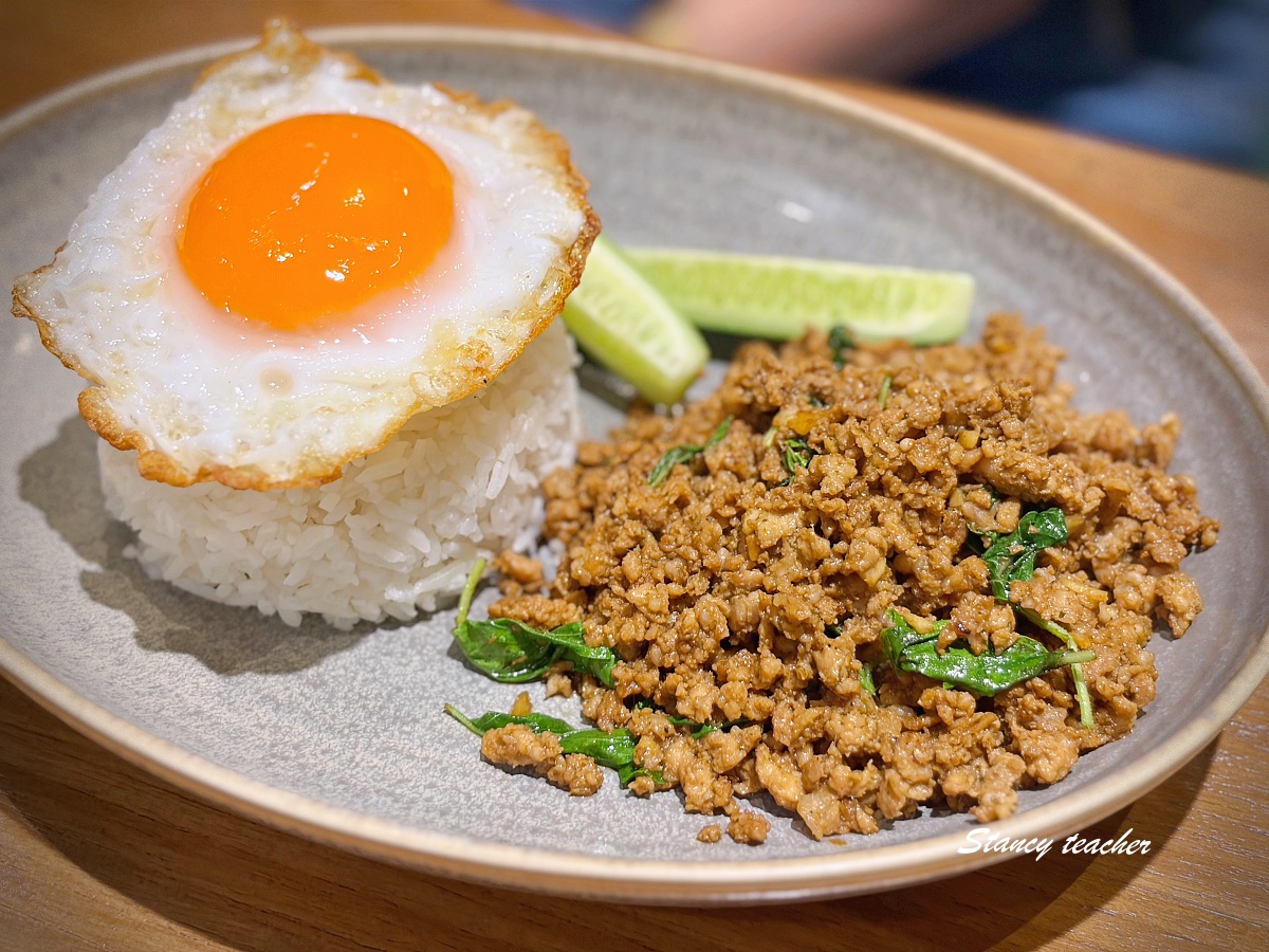 【曼谷Silom美食推薦】Ginger Farm Kitchen Silom Edge｜24 小時商業區裡米其林泰式農家料理，環境清新好拍、每道都超下飯！