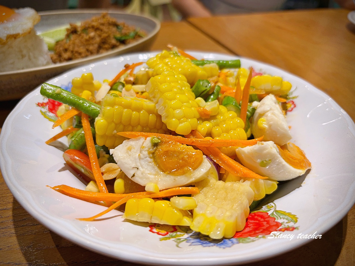 【曼谷Silom美食推薦】Ginger Farm Kitchen Silom Edge｜24 小時商業區裡米其林泰式農家料理，環境清新好拍、每道都超下飯！