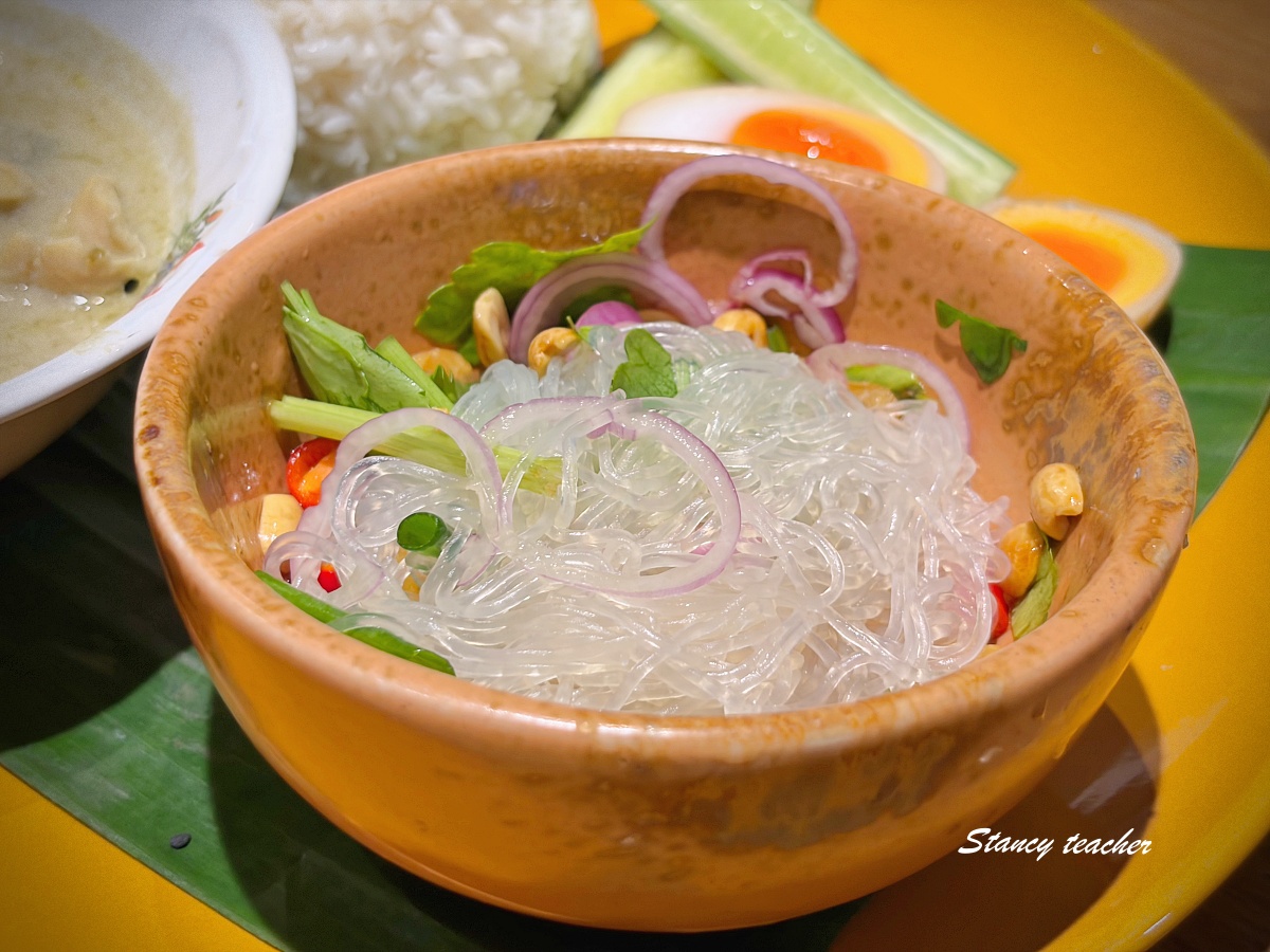 【曼谷Silom美食推薦】Ginger Farm Kitchen Silom Edge｜24 小時商業區裡米其林泰式農家料理，環境清新好拍、每道都超下飯！