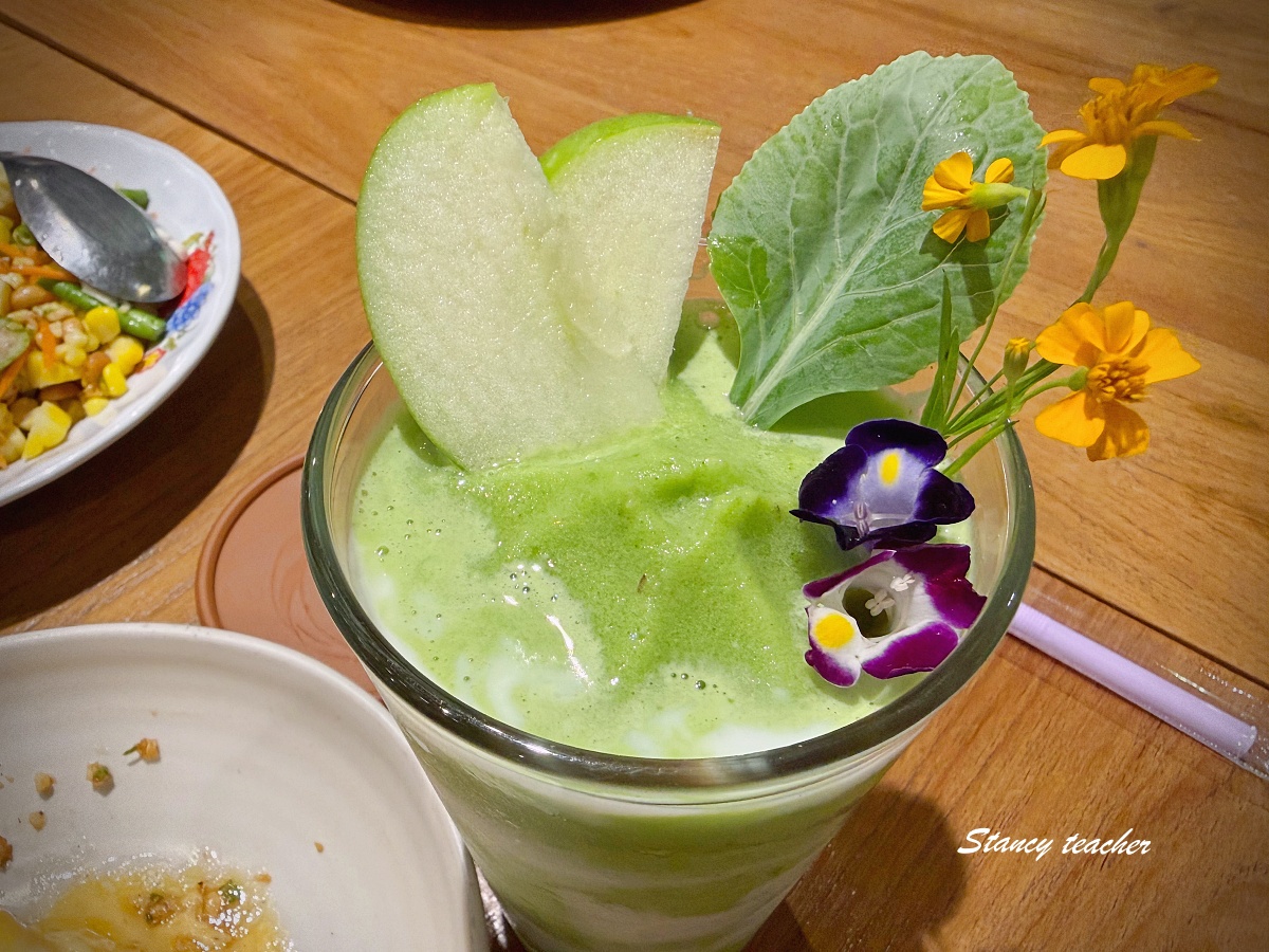 【曼谷Silom美食推薦】Ginger Farm Kitchen Silom Edge｜24 小時商業區裡米其林泰式農家料理，環境清新好拍、每道都超下飯！