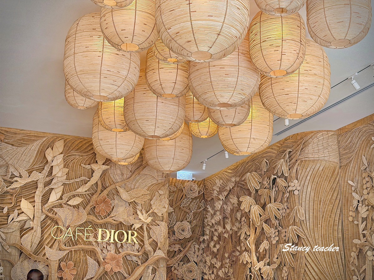 【曼谷咖啡廳推薦】Dior Gold House 曼谷｜夢幻金色系咖啡館、精品控必訪！我帶著穿 Dior 的拉布布一起喝咖啡