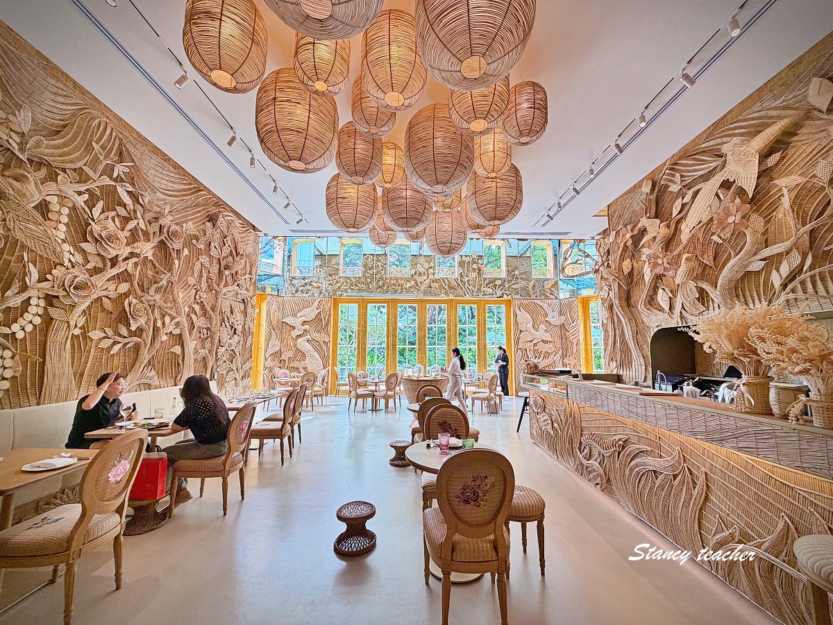 【曼谷咖啡廳推薦】Dior Gold House 曼谷｜夢幻金色系咖啡館、精品控必訪！我帶著穿 Dior 的拉布布一起喝咖啡