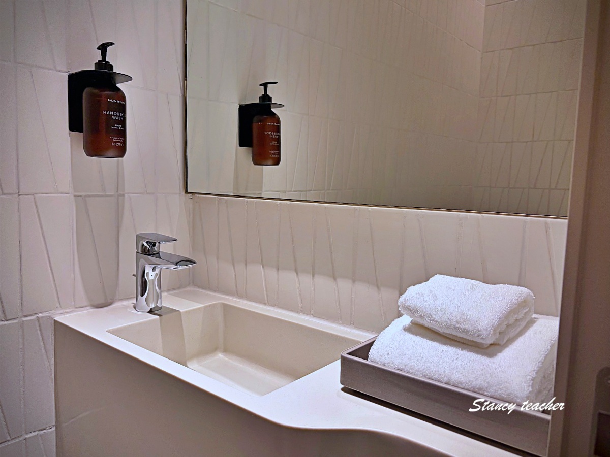 【曼谷住宿推薦】KROMO Bangkok Curio Collection by Hilton｜粉紅系五星新開幕：早餐到下午三點、十樓無邊際泳池、設計感客房全攻略