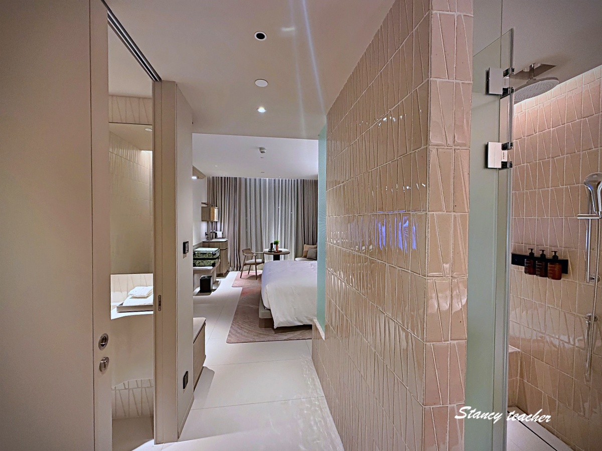 【曼谷住宿推薦】KROMO Bangkok Curio Collection by Hilton｜粉紅系五星新開幕：早餐到下午三點、十樓無邊際泳池、設計感客房全攻略