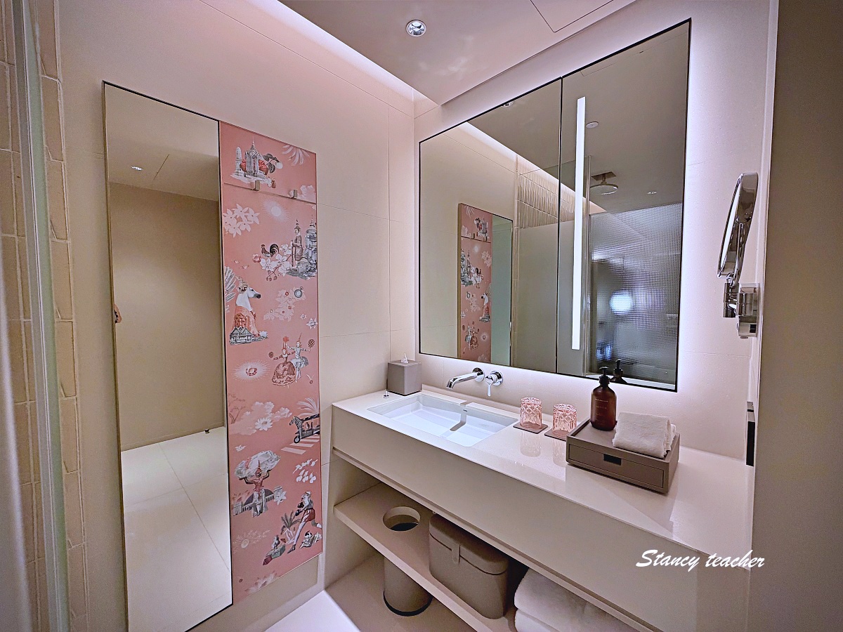 【曼谷住宿推薦】KROMO Bangkok Curio Collection by Hilton｜粉紅系五星新開幕：早餐到下午三點、十樓無邊際泳池、設計感客房全攻略